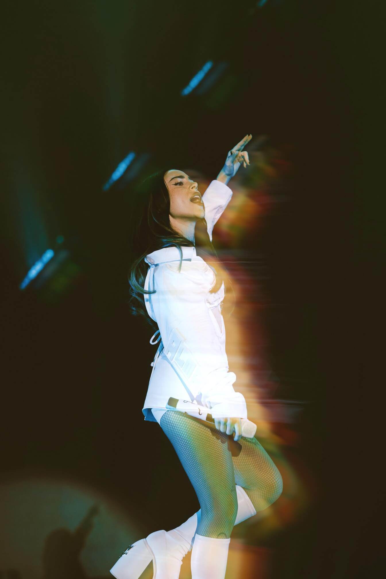 Nicki Nicole performance