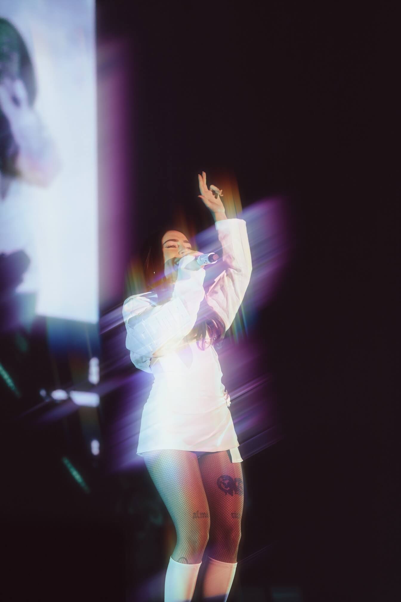 Nicki Nicole cantando