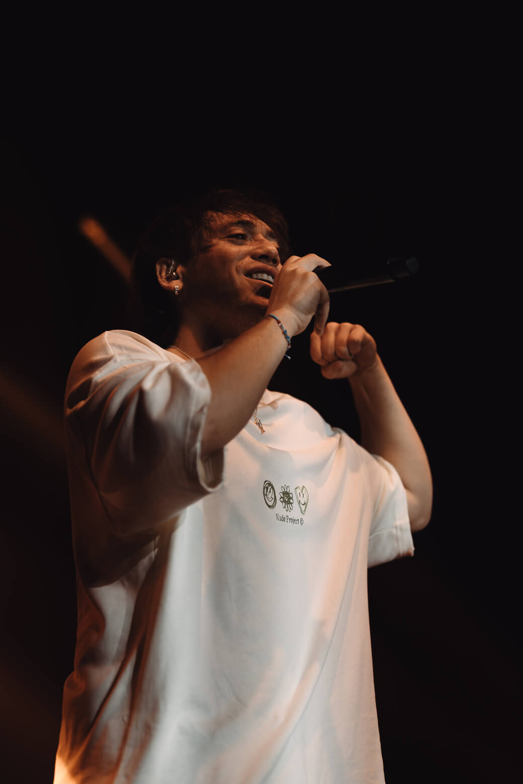 Paulo Londra cantando
